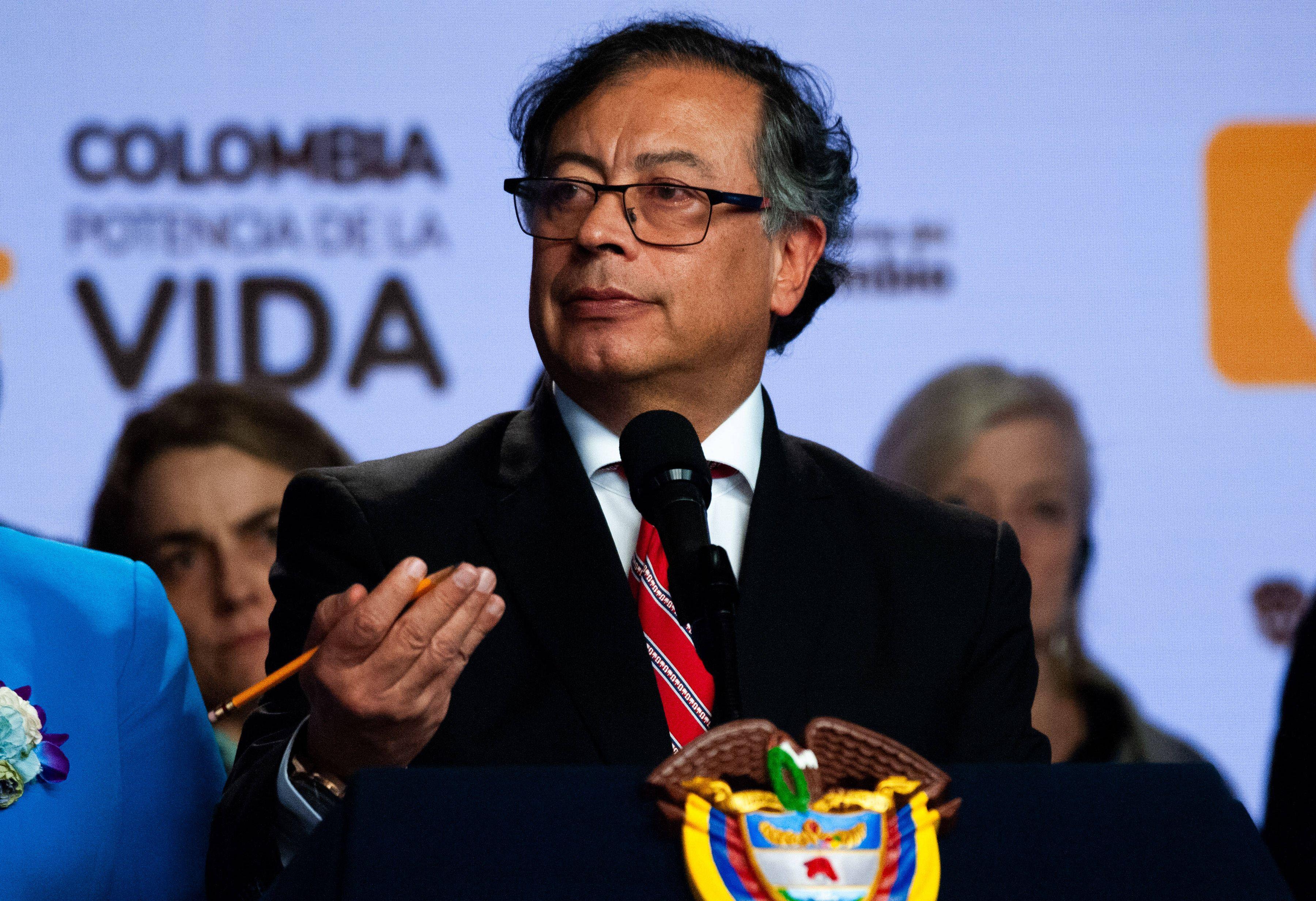 Gustavo Petro spricht auf einer Pressekonferenz über Friedensprozess in Kolumbien, Aufnahme vom 8. Februar 2024.