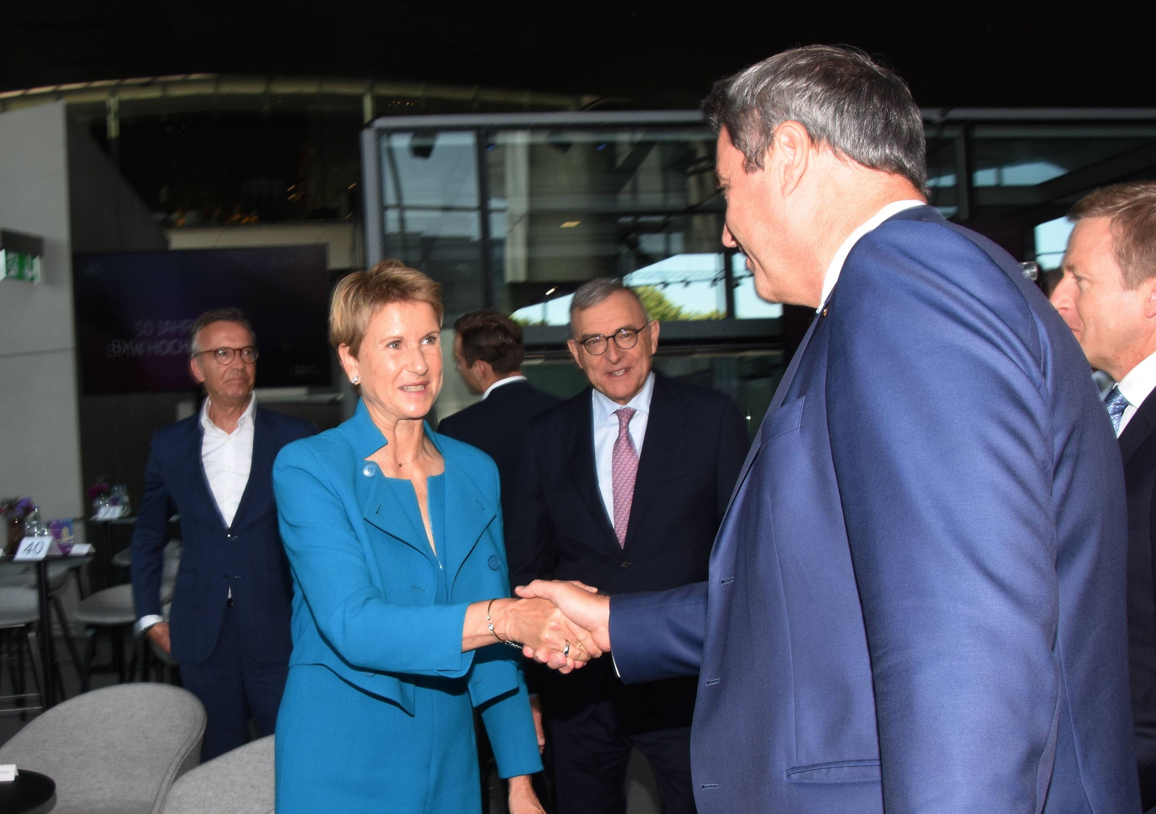 Die BMW-Erbin Susanne Klatten schüttelt die Hand des Bayerischen Ministerpräsidenten Markus Söder, Aufnahme vom 22. Juli 2022.